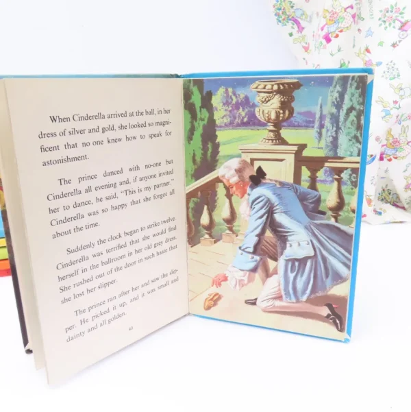 VINTAGE Ladybird book - Cinderella (mid 1970s)