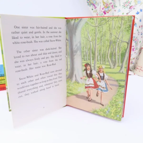 VINTAGE Ladybird book - Snow-White and Rose-Red (early 1970s)