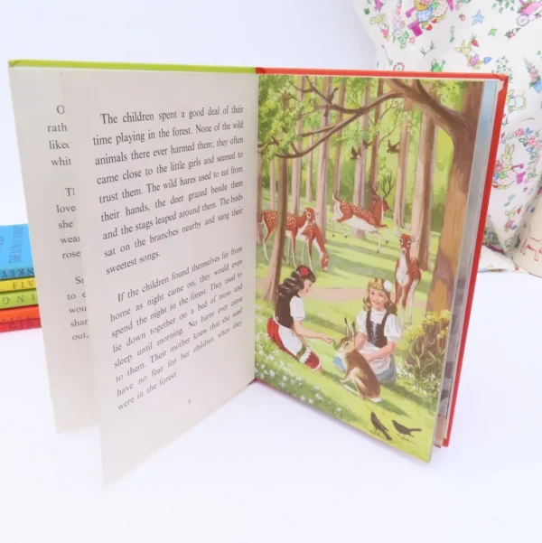 VINTAGE Ladybird book - Snow-White and Rose-Red (early 1970s)