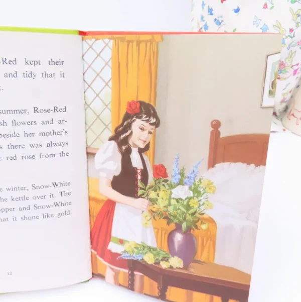 VINTAGE Ladybird book - Snow-White and Rose-Red (early 1970s)